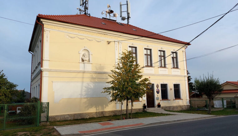 obec Doubek - budova obecního úřadu, knihovny a mateřské školy